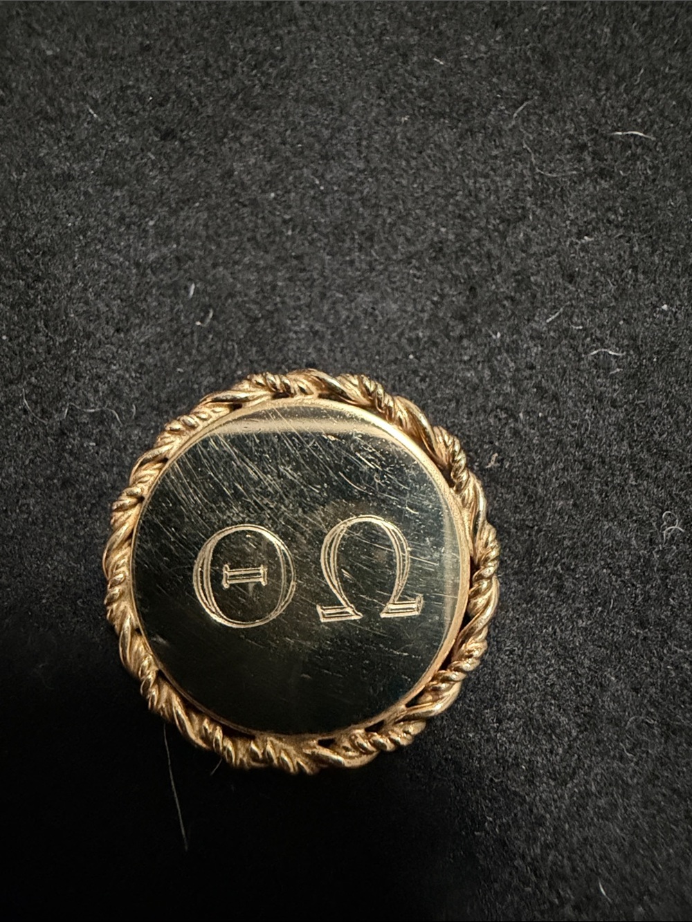 12 k Gold Theta Omega Symbol Round Brooch